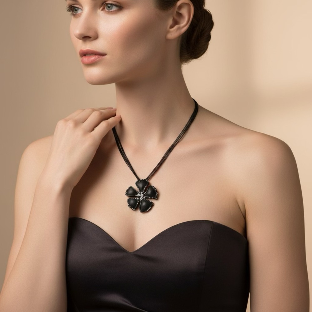 Express vintage Black Clover Pendant Necklace